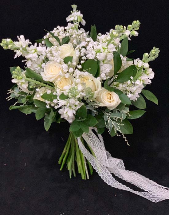 Hoa cầm tay cô dâu “Trong trắng”